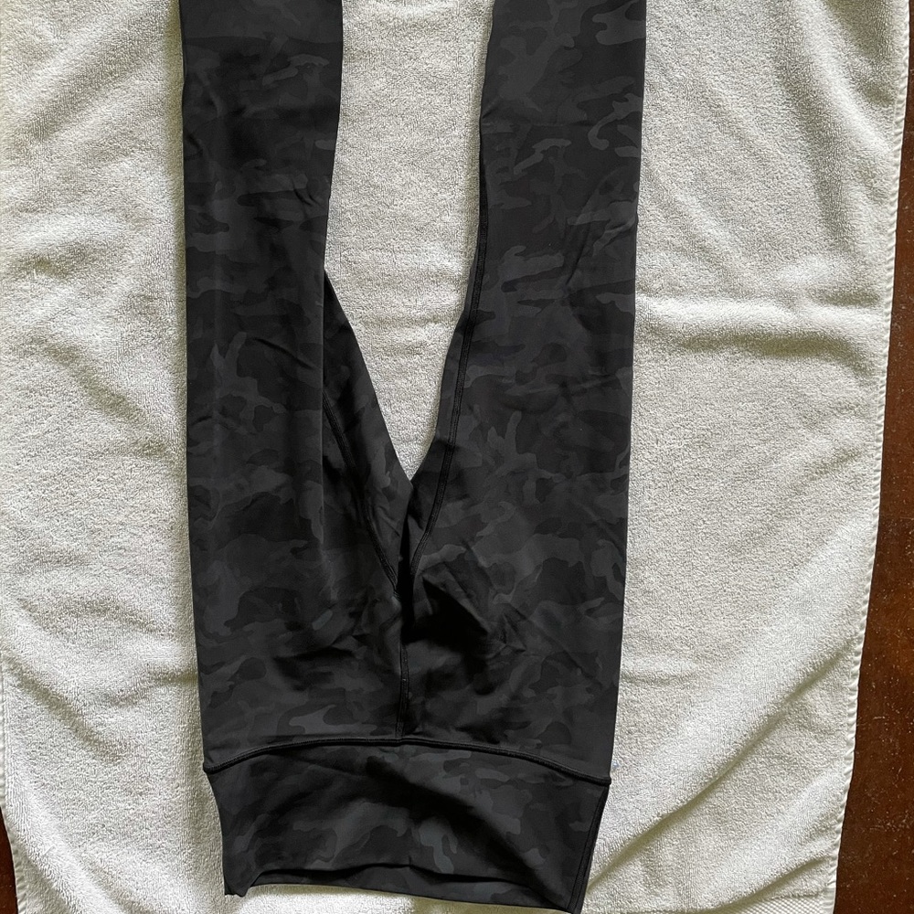 Lululemon Wunder Under 25” , size 6.